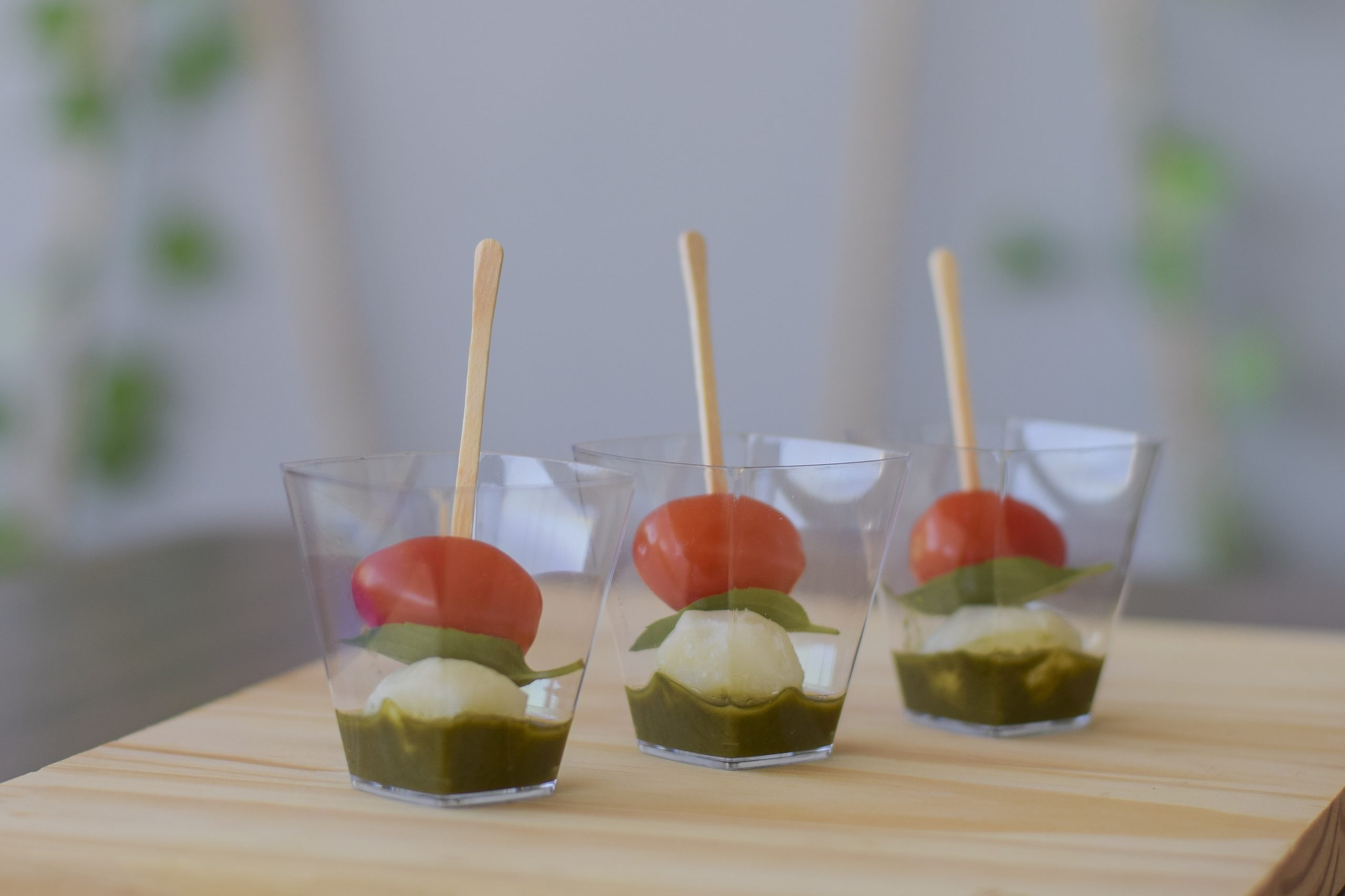 Copinho mussarela nozinho, tomate cereja e molho pesto