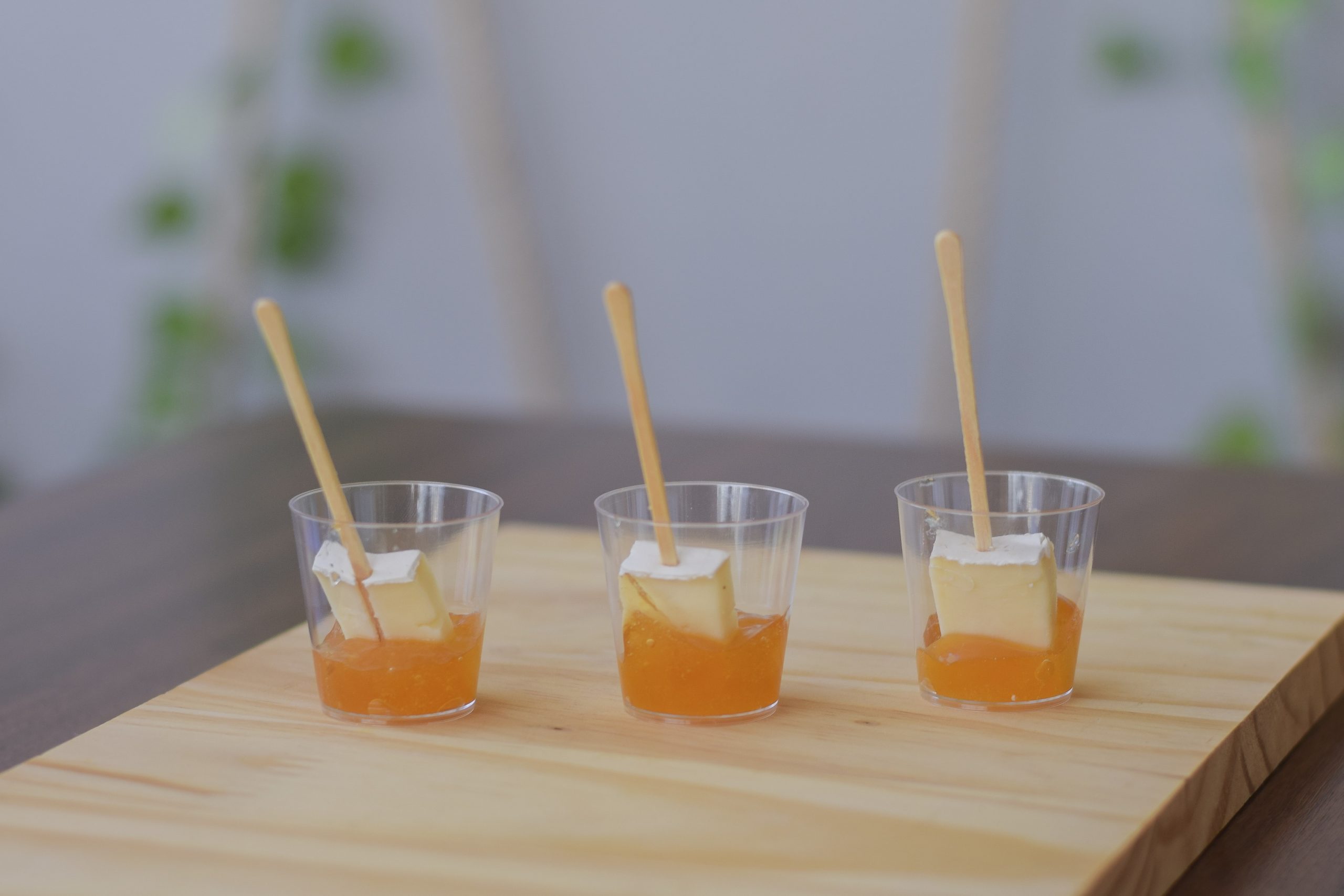 Copinho de queijo brie com geleia de damasco