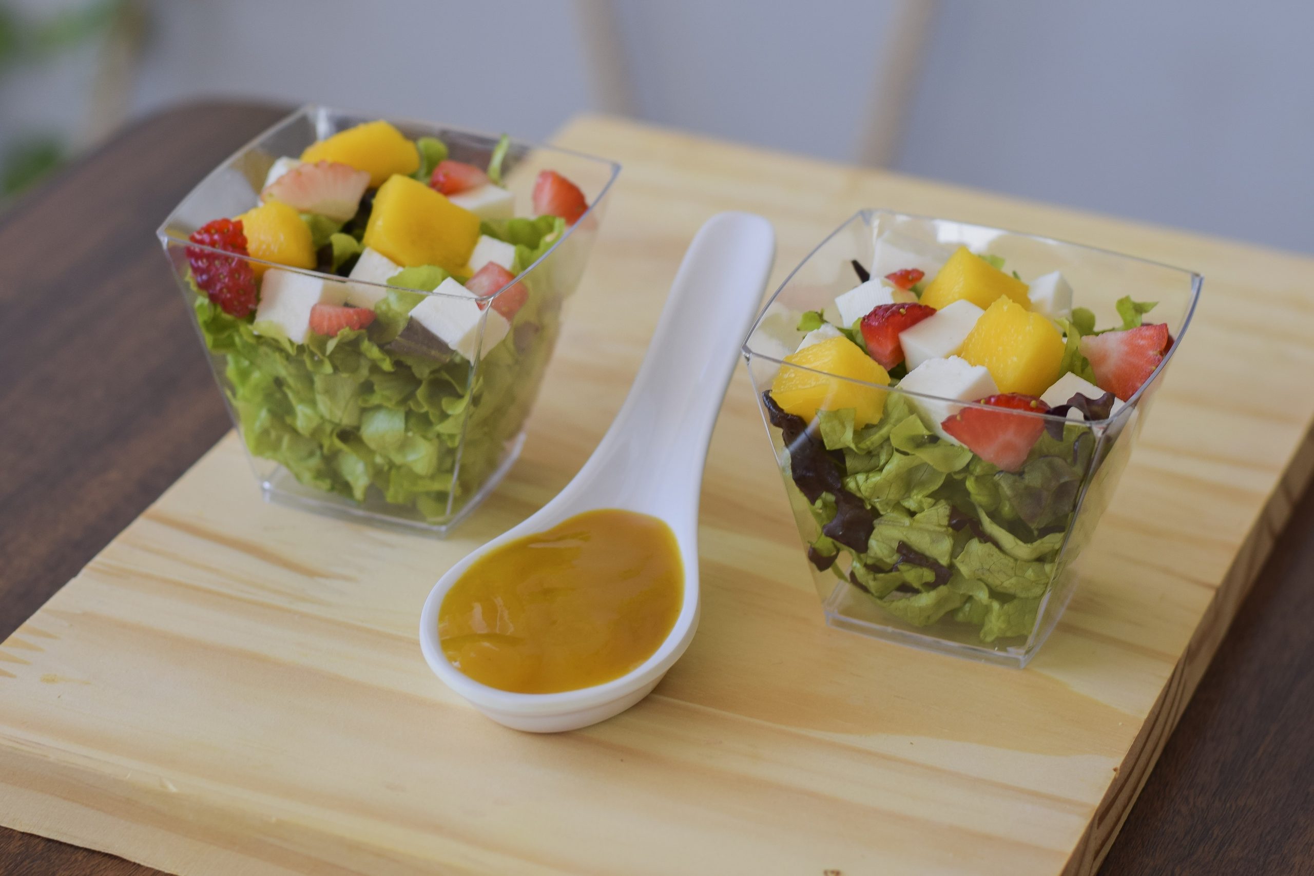 Mix de folhas com frutas e queijo fresco