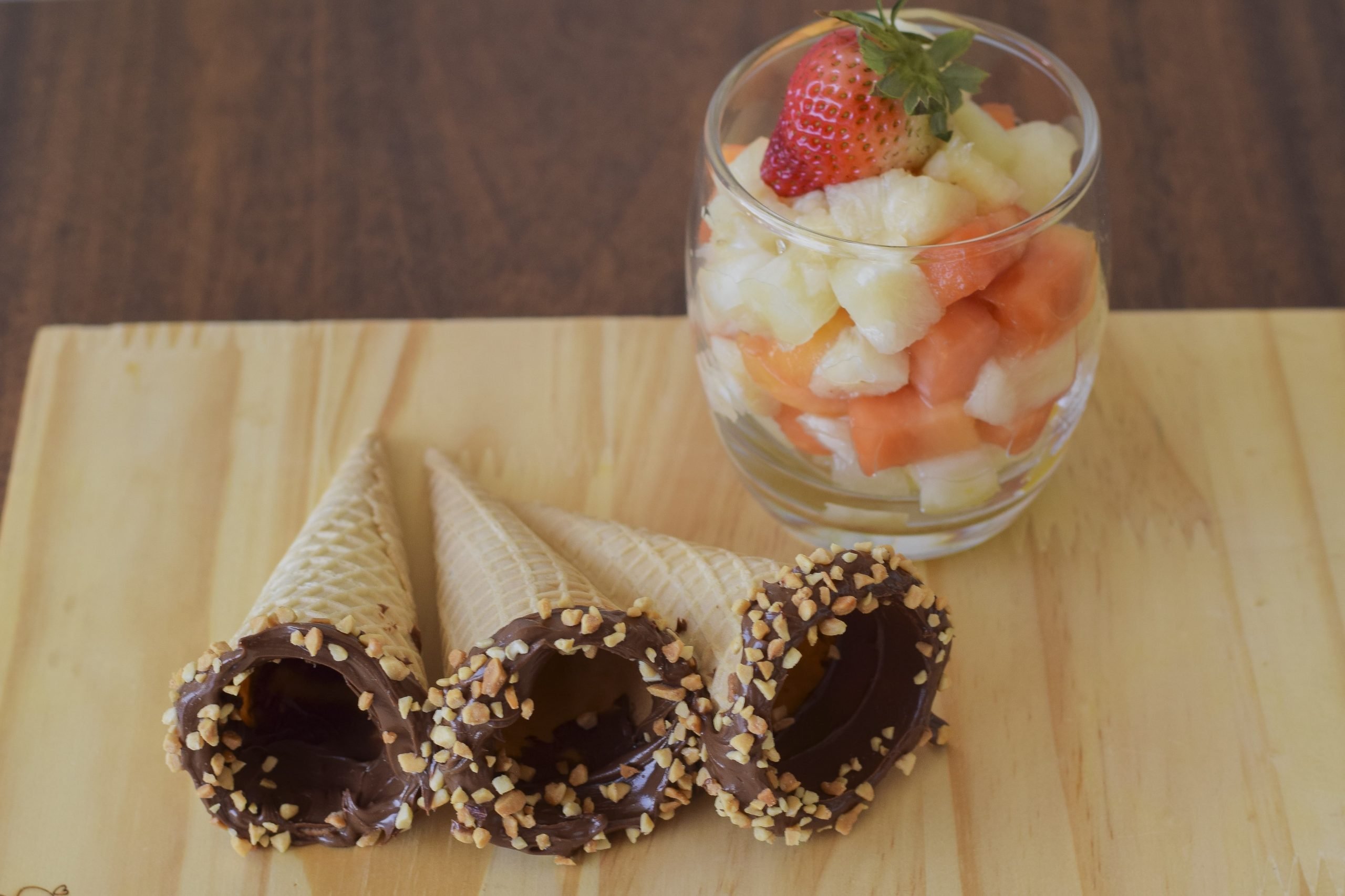 Cone de chocolate com frutas