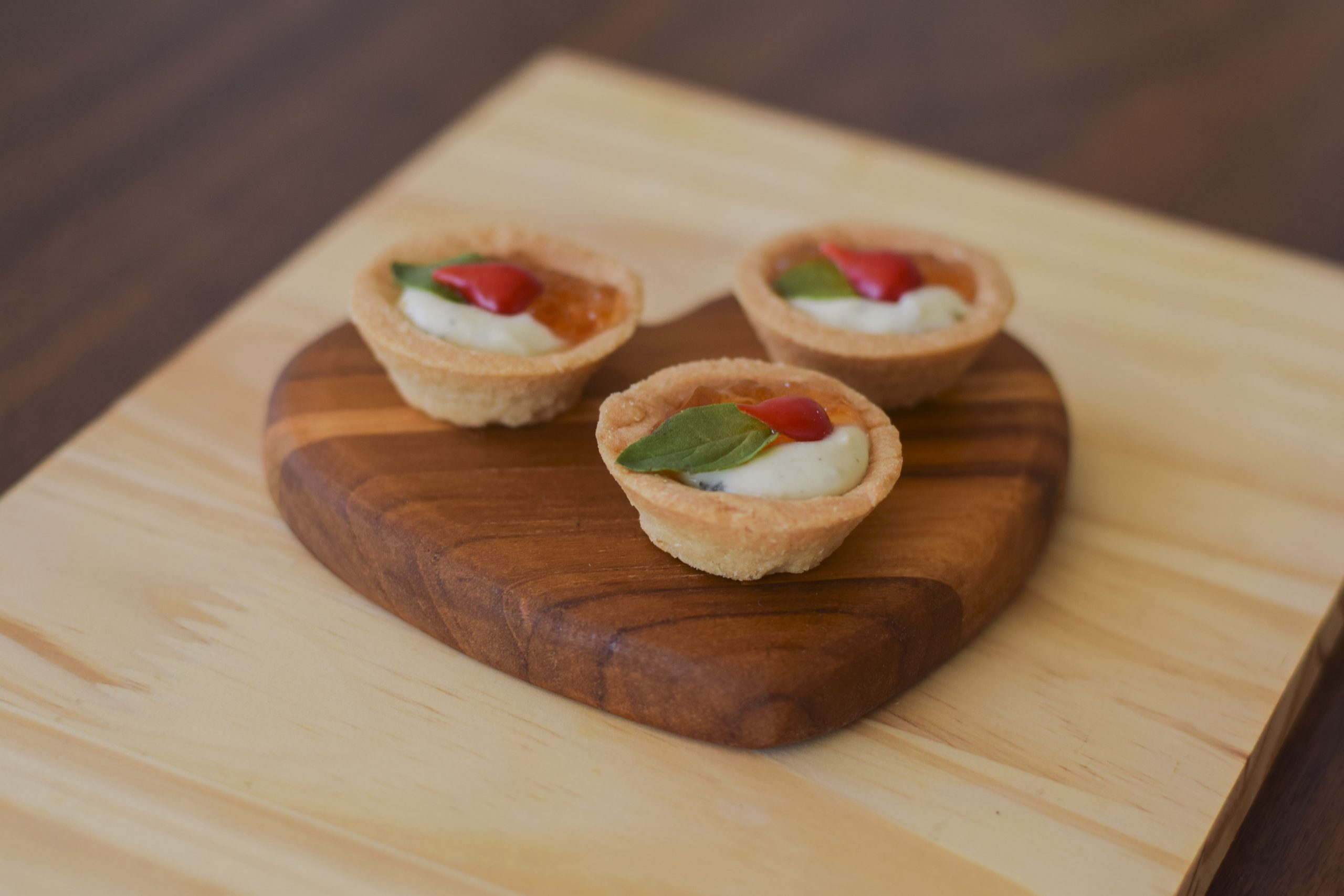 Cestinha de creme gorgonzola e geleia de pimenta