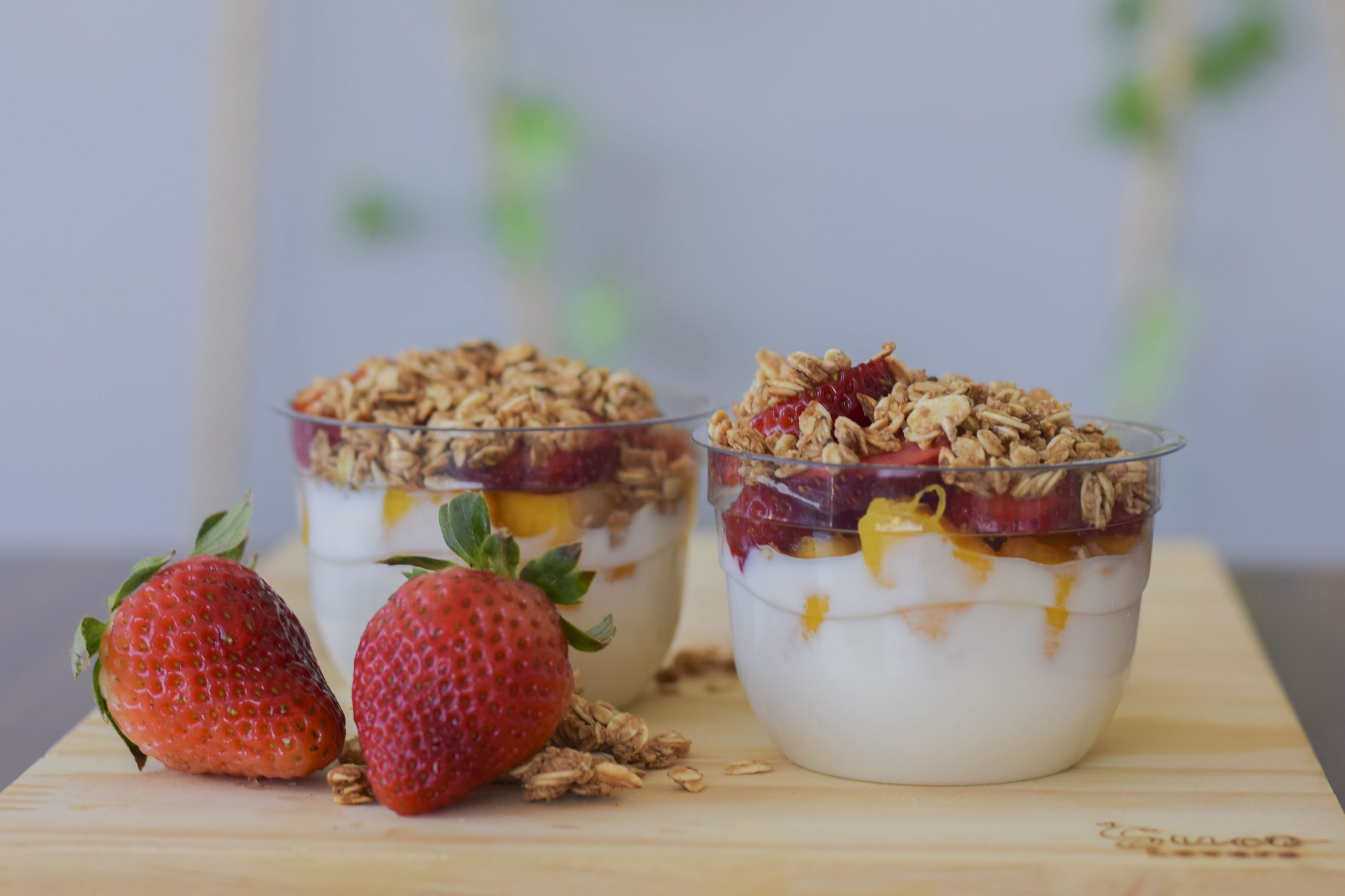 Iogurte com mel, frutas e granola